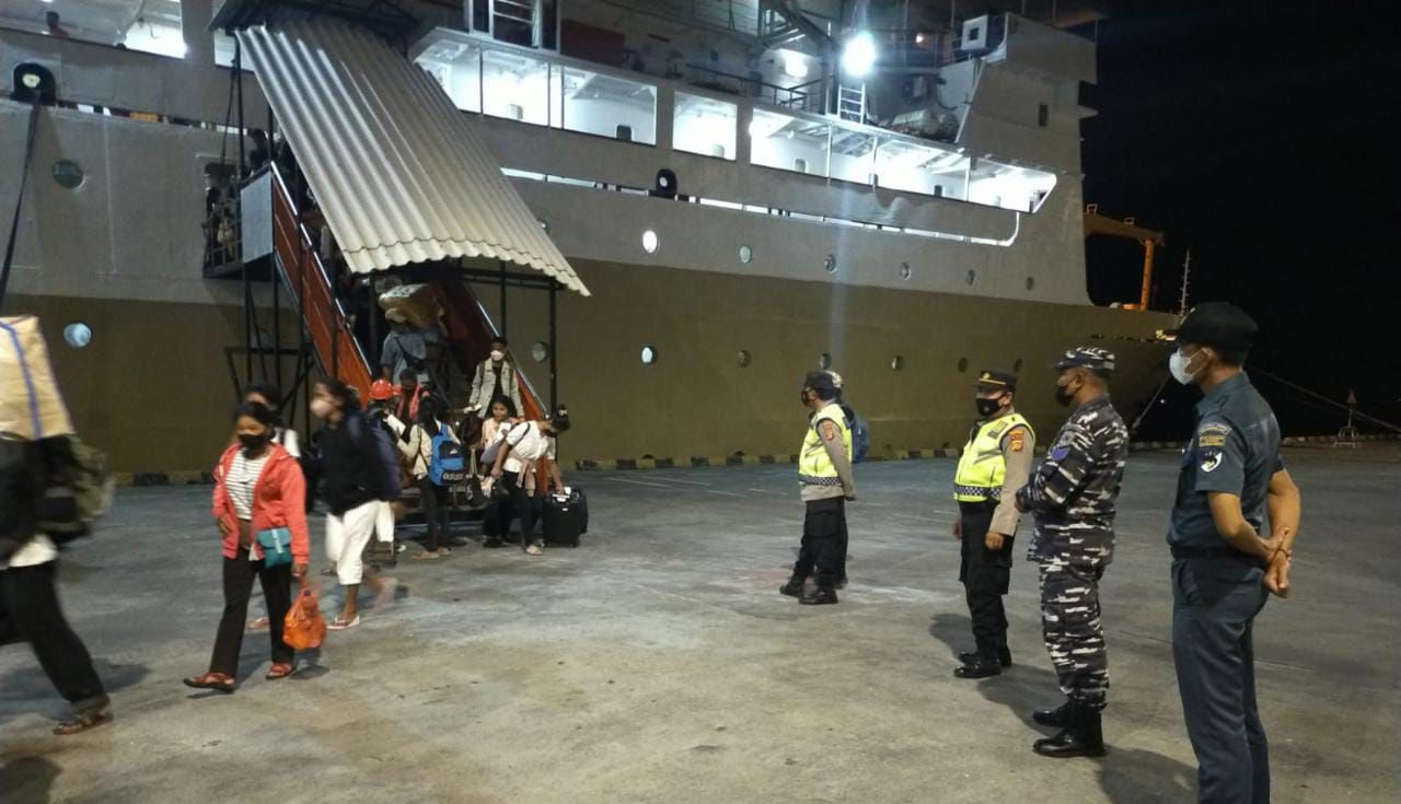 podiumnews.com-Polisi Periksa 1165 Penumpang KM Binaiya Sandar di Benoa